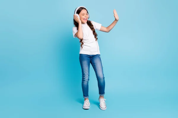 Longitud completa tamaño del cuerpo vista de agradable atractivo soñador alegre alegre chica de pelo ondulado escuchar canción que se divierten bailando aislado en brillante brillo vivo vibrante azul azulado azul turquesa color de fondo —  Fotos de Stock