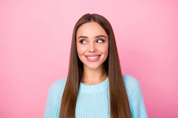 Close-up foto van aantrekkelijke mooie dame goed humeur kijken geïnteresseerd kant lege ruimte lastige tand glimlach dragen gebreide blauwe trui geïsoleerde pastel roze kleur achtergrond — Stockfoto