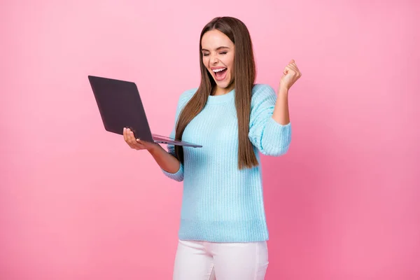 Sì Profilo foto di bella signora affari tenere il taccuino letto collega e-mail lettera successo progetto notizie usura maglia blu maglione bianco pantaloni isolato pastello colore rosa sfondo — Foto Stock