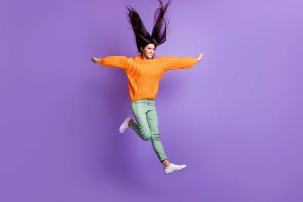 Tamanho do corpo de comprimento total foto de menina pulando olhando espaço vazio cabelo no ar engraçado sorrindo isolado no fundo de cor roxa brilhante — Fotografia de Stock