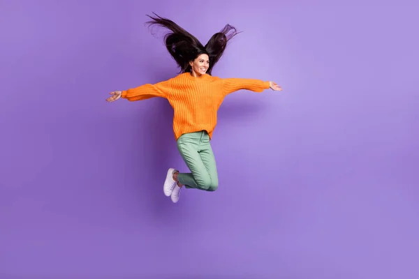 Volledige lengte lichaamsgrootte foto van meisje springen handen als vleugels kinderachtig kijken lege ruimte geïsoleerd op heldere paarse kleur achtergrond — Stockfoto