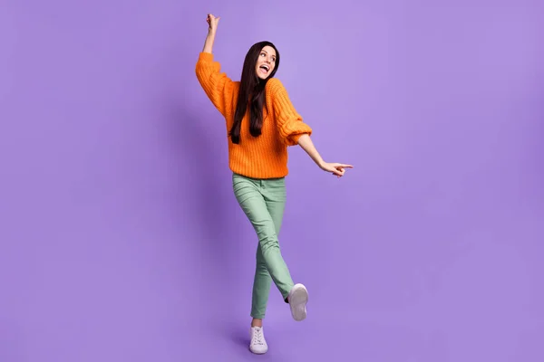 Volledige lengte lichaam grootte foto van dansen brunette chilling op partij in casual outfit geïsoleerd op levendige paarse kleur achtergrond — Stockfoto