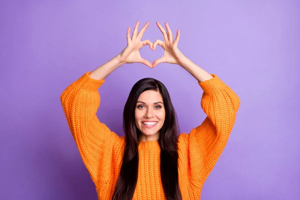 Foto portrét brunetky přítelkyně ukazující srdce symbol lásky nad hlavou usmívající se izolované na živé fialové pozadí — Stock fotografie