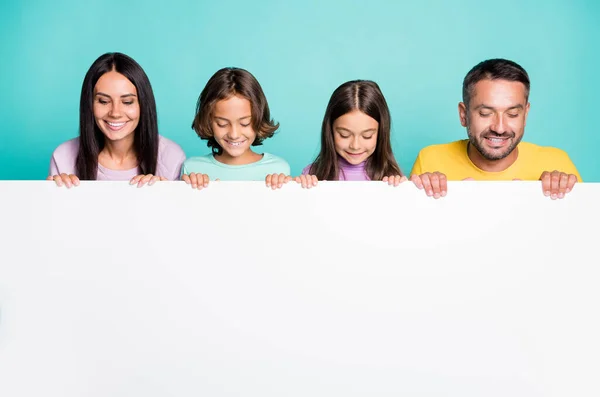 Foto retrato de grande família com crianças pequenas segurando grande folha de papel branco com copyspace isolado no fundo colorido vívido teal — Fotografia de Stock
