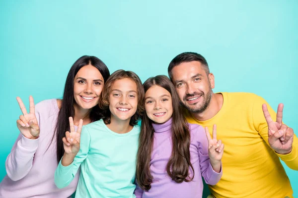 Retrato fotográfico de una gran familia mostrando signos v aislados sobre un fondo vivo de color turquesa — Foto de Stock