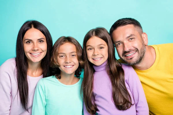 Foto retrato de la familia entera abrazo aislado sobre fondo vivo de color turquesa — Foto de Stock