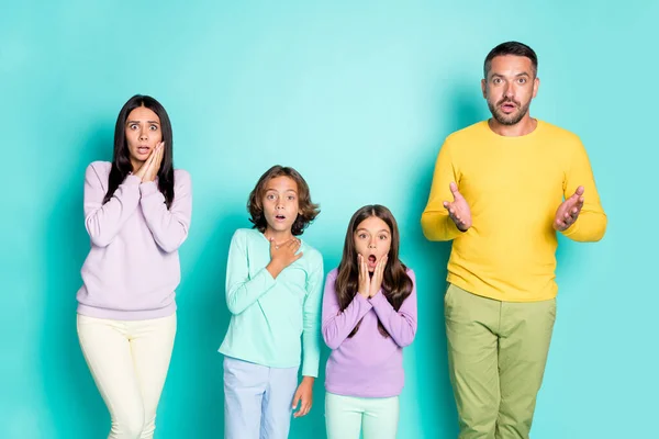 Foto-Porträt der großen Familie alle schockiert Angst isoliert auf lebendigen cyan farbigen Hintergrund — Stockfoto