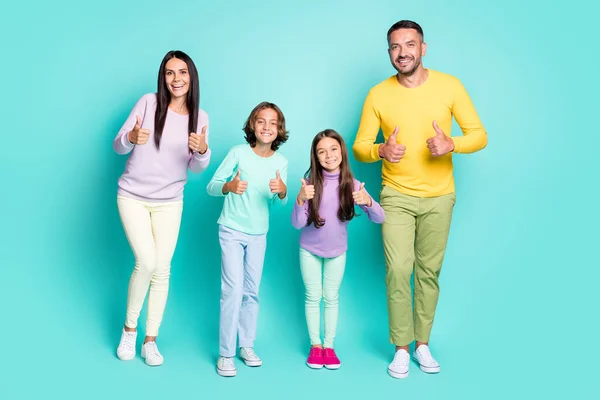 Retrato fotográfico de familia completa con niños pequeños mostrando pulgares hacia arriba aislados sobre fondo de color verde azulado — Foto de Stock