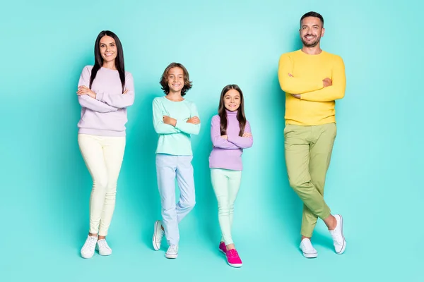 Foto retrato de família cheia com crianças pequenas todos com braços dobrados isolados em fundo colorido turquesa vívida — Fotografia de Stock