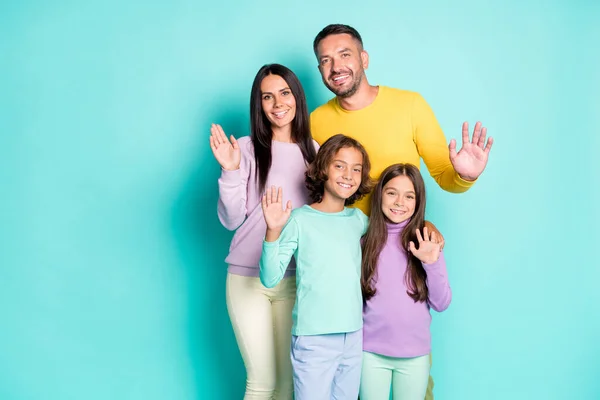 Fotoporträt der Familie mit kleinen Kindern winken Hände sagen hallo isoliert auf lebendigen cyan farbigen Hintergrund — Stockfoto