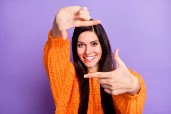 Ritratto di attraente allegra ragazza dai capelli lunghi mostrando cornice rendendo snap posa modello isolato su luminoso sfondo di colore viola — Foto Stock