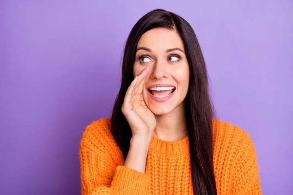 Foto retrato de morena con el pelo largo contando rumor secreto buscando espacio en blanco aislado sobre vibrante color violeta fondo — Foto de Stock