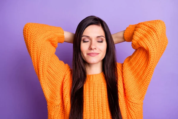 Foto retrato de morena com cabelos longos roncando na pausa sonhando olhos fechados isolados em fundo de cor roxo vívido — Fotografia de Stock