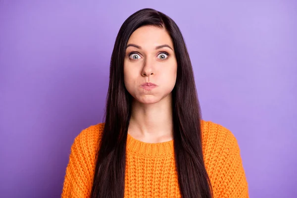 Foto retrato estudiante femenina mirando fijamente mantener el aire en las mejillas juguetón infantil aislado vibrante color púrpura fondo — Foto de Stock