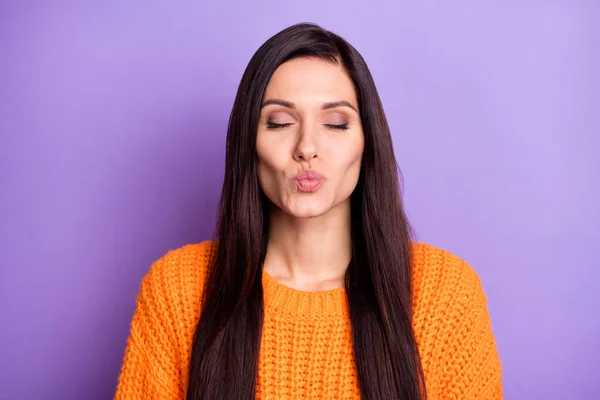 Retrato de atraente adorável sonhador menina de cabelos longos enviando beijo de ar isolado sobre vibrante cor violeta fundo — Fotografia de Stock