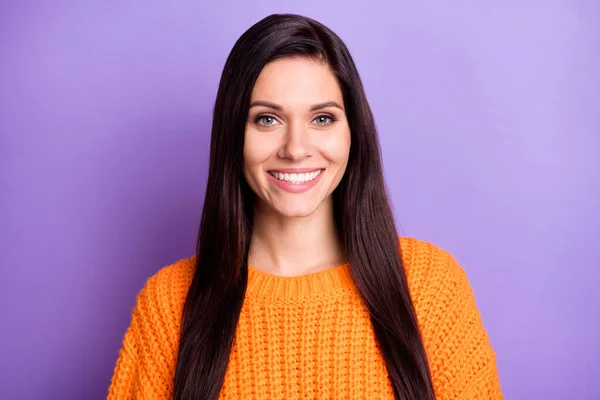 Foto ritratto di bella bruna sorridente in maglione arancione isolato su sfondo di colore viola brillante — Foto Stock