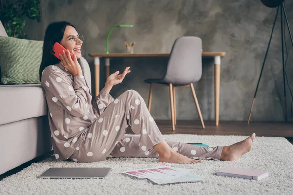 Profil zdjęcie słodkie optymistyczne dziewczyna siedzieć rozmowa telefon nosić okulary pijama w domu — Zdjęcie stockowe