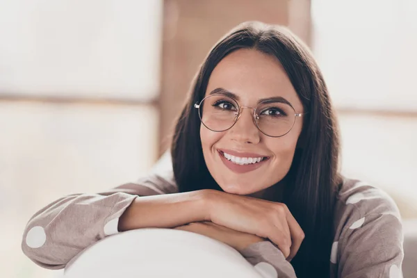 Retrato de muchacha bastante optimista manos cara desgaste gafas pijama en casa —  Fotos de Stock