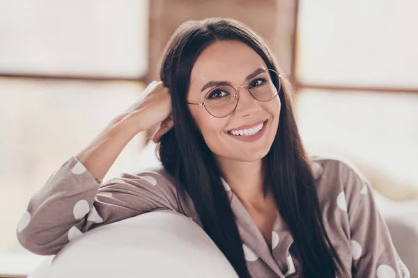 Portrét docela optimistické dívky ruční vlasy nosit brýle pijama doma — Stock fotografie