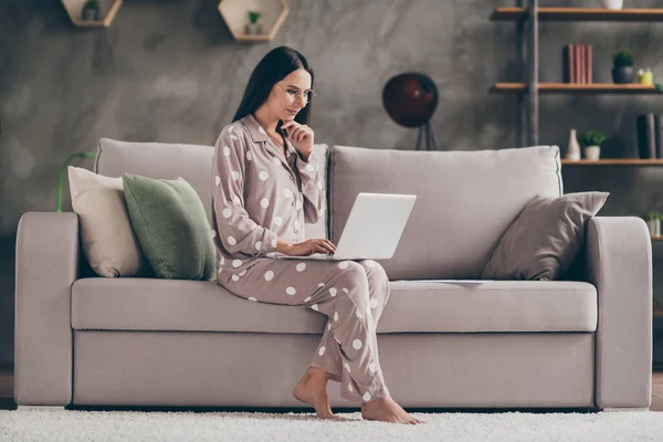 Профиль фото милой оптимистической девушки кулак лицо сидеть писать ноутбук носить очки пижама дома на диване — стоковое фото