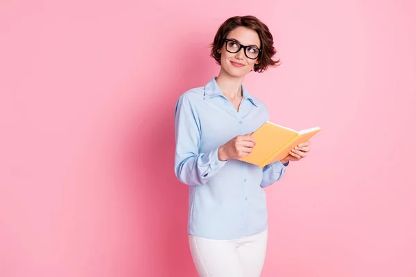 Retrato dela ela agradável atraente encantador criativo inteligente alegre sonhador menina de cabelos castanhos estudante leitura livro overthinking cópia espaço isolado sobre rosa cor pastel fundo — Fotografia de Stock