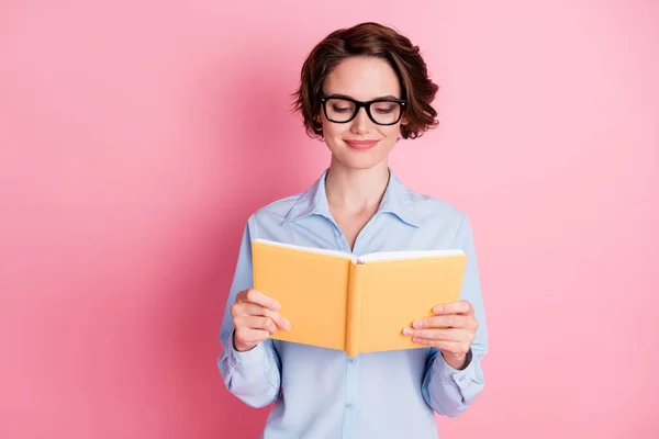 Ritratto di lei lei bello attraente bella concentrato allegro allegro dai capelli castani ragazza studentessa lettura interessante libro auto sviluppo isolato rosa pastello colore sfondo — Foto Stock