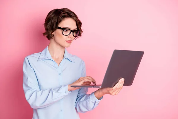 Närbild porträtt av henne hon trevlig attraktiv fokuserad brunhårig flicka executive hr manager agent mäklare hålla i händerna laptop skapa presentation analysera isolerade rosa pastell färg bakgrund — Stockfoto