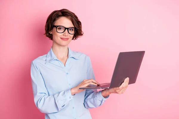 Porträtt av henne hon trevlig attraktiv glad smart smart smart brunhårig flicka anställd hr verkställande chef hålla i händerna laptop skriva partner e-post isolerad rosa pastell färg bakgrund — Stockfoto