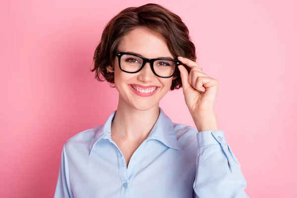 Primer plano retrato de ella ella agradable atractivo alegre alegre alegre contenido moreno de pelo chica tocando especificaciones saludable visión aislado sobre rosa pastel color fondo — Foto de Stock