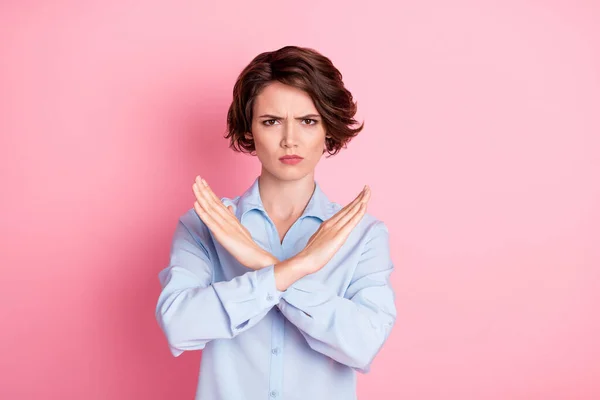 Close-up portret van haar ze mooi aantrekkelijk chagrijnig bruin-harig meisje tonen gekruiste handen genoeg beslissing geïsoleerd over roze pastel kleur achtergrond — Stockfoto