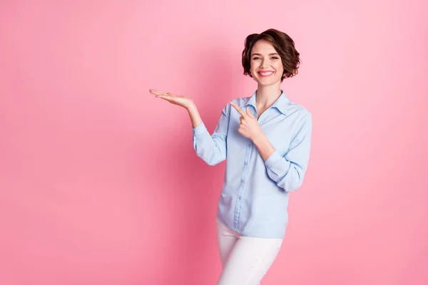 Retrato dela ela agradável atraente linda alegre alegre menina de cabelos castanhos segurando na palma demonstrando cópia presente espaço surpresa presente isolado sobre cor pastel rosa fundo — Fotografia de Stock