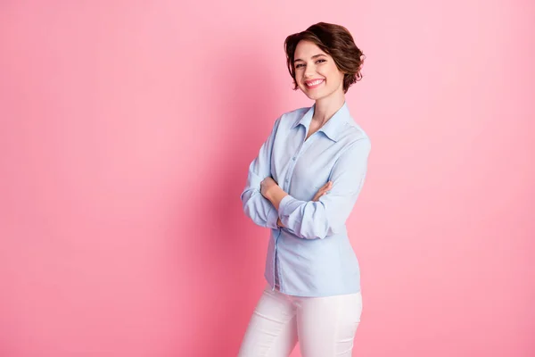 Profile side view portrait of her she nice attractive lovely charming glad cheerful cheery brown-haired girl folded arms employee executive assistant isolated over pink pastel color background