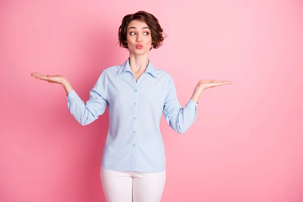 Foto de atraente encantador bonito senhora segurar dois braços abertos mostrar presente novidade produtos vazio espaço escolher selecionar um enviar ar beijo lado desgaste azul camisa calças isoladas cor rosa fundo — Fotografia de Stock