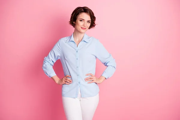 魅力的な魅力的な可愛い女性の腕を保持する側に良い気分自信のあるボッシー成功した労働者の着用青シャツ白パンツ孤立ピンク色の背景 — ストック写真