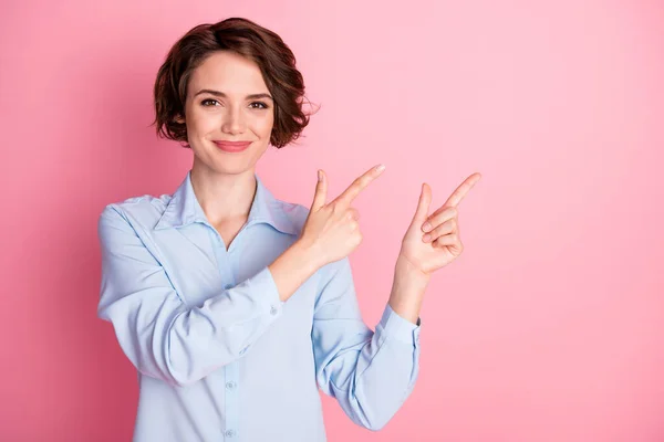 Foto di attraente affascinante bella signora dita dirette lato spazio vuoto mostrare novità addicted shopper vendita prezzo basso usura blu ufficio camicia isolato rosa pastello colore sfondo — Foto Stock