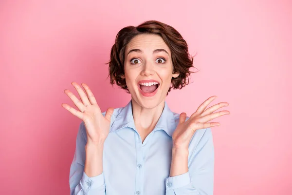 Primo piano foto di attraente sorprendente bella divertente signora buon umore sorridente denti bianchi overjoyed bocca aperta sollevare le braccia fino scioccato usura blu ufficio camicia isolato rosa pastello colore sfondo — Foto Stock