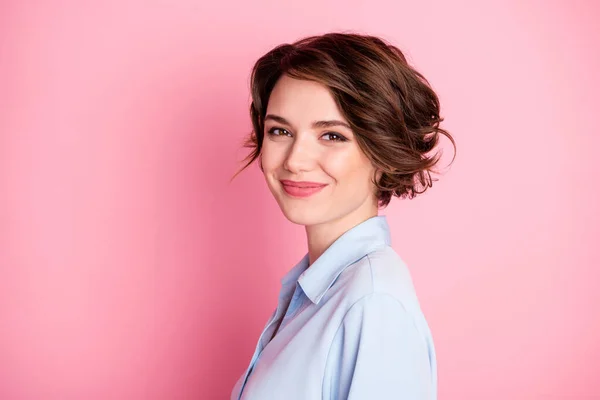 Närbild profil foto av attraktiva affärskvinna leende charmigt utseende självsäker framgångsrik person vänlig arbetare bära blå kontorströja isolerad rosa pastell färg bakgrund — Stockfoto