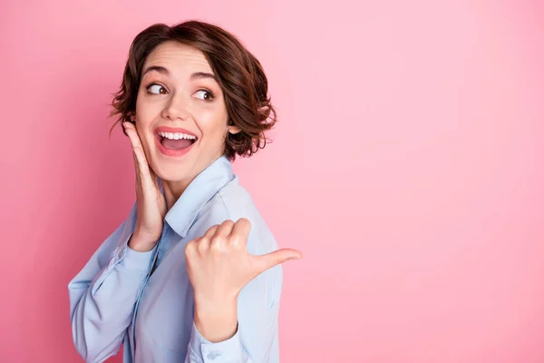 Profilfoto von attraktiven lustigen fröhlichen Dame direkt Finger Seite leeren Raum anzeigen Neuheit Verkauf Shopping Banner niedrigen Preis tragen blau Büro Hemd isoliert rosa Pastellfarbe Hintergrund — Stockfoto