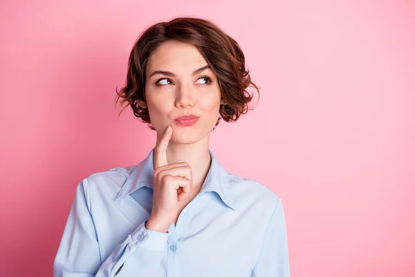 Närbild foto av attraktiv charmig dam arm finger på hakan ser knepigt sida upp tomt utrymme listig smart intelligent person bära blå kontor skjorta isolerad rosa pastell färg bakgrund — Stockfoto