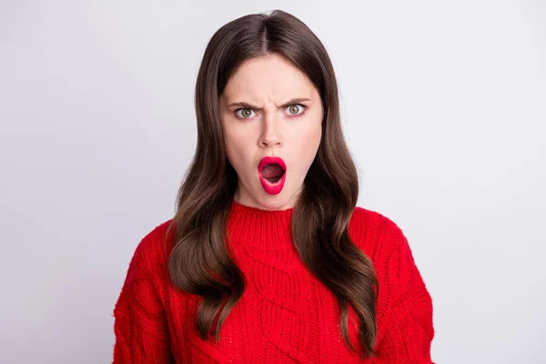 Фотопортрет сердитая раздраженная девушка поражена спор с открытым ртом глядя в ярости изолированы на пастельно-серый цвет фона — стоковое фото