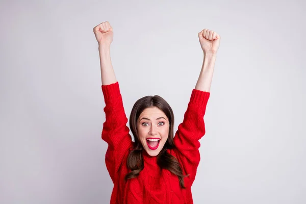 Foto retrato de la morena sorprendida feliz gritando gesto como manos ganadoras sobre la cabeza aislado sobre fondo de color gris pastel — Foto de Stock