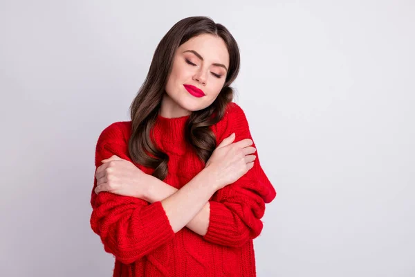Foto-Porträt von niedlichen süßen Freundin umarmt sich am Valentinstag Datum geschlossenen Augen isoliert auf pastellgrauen Hintergrund — Stockfoto