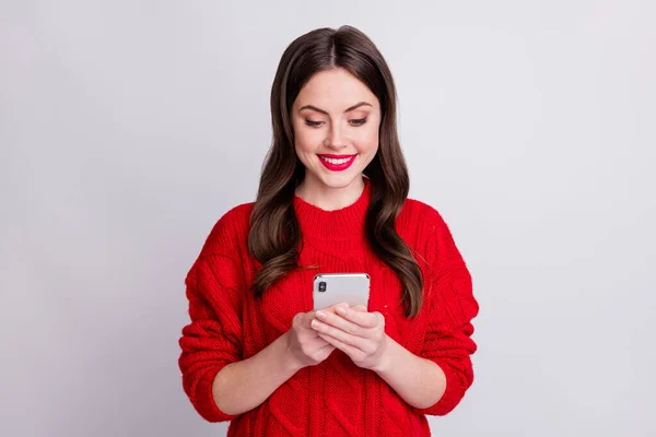 Fotoporträt eines lächelnden Mädchens mit dem Smartphone im Internet surfen isoliert auf pastellgrauem Hintergrund — Stockfoto