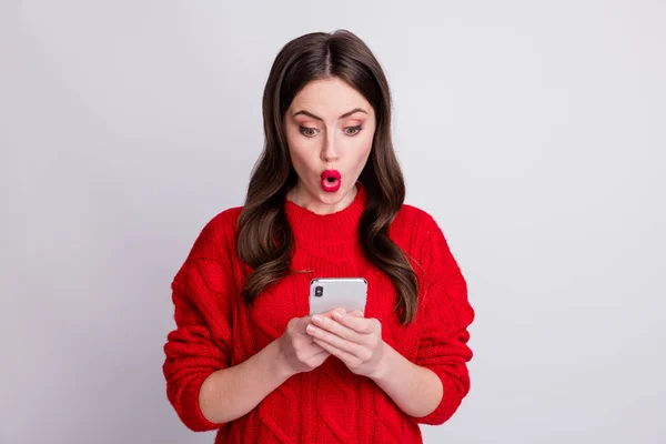 Foto portret van verbaasd geschokt meisje met behulp van mobiele telefoon met behulp van app op mobiele telefoon geïsoleerd op pastel grijze kleur achtergrond — Stockfoto