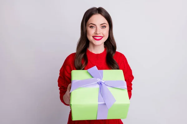 Foto retrato de niña bonita sosteniendo caja envuelta regalo grande en las vacaciones de Navidad aislado sobre fondo de color gris pastel —  Fotos de Stock