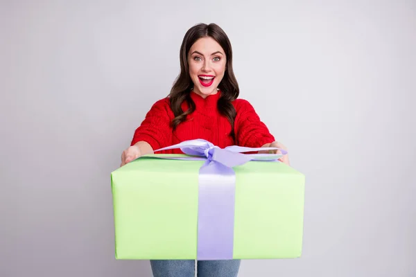 Foto retrato de la feliz mujer sorprendida recibiendo chica para el nuevo año alegre suéter rojo aislado sobre fondo de color gris pastel —  Fotos de Stock