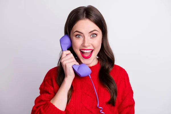 Foto retrato de la feliz mujer sorprendida hablando manteniendo violeta fijo de teléfono aislado sobre fondo de color gris pastel —  Fotos de Stock