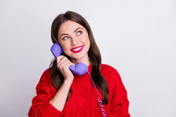 Фотопортрет милой любопытной женщины, разговаривающей на фиолетовой линии телефона, выглядящей пустым, изолированным на пастельно-сером фоне — стоковое фото