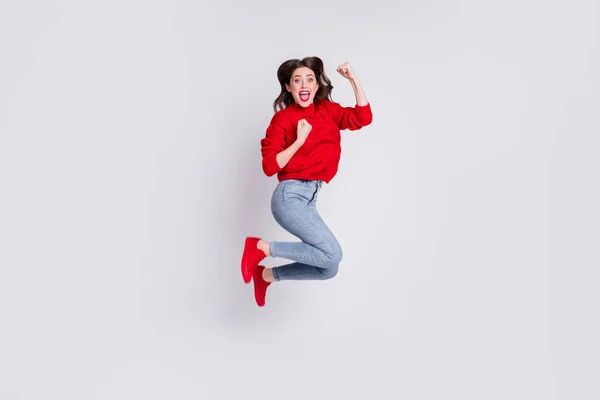 Full length body size photo of jumping high girl gesturing like winner in red πουλόβερ χαμογελώντας απομονωμένο σε γκρι φόντο παστέλ χρώμα — Φωτογραφία Αρχείου