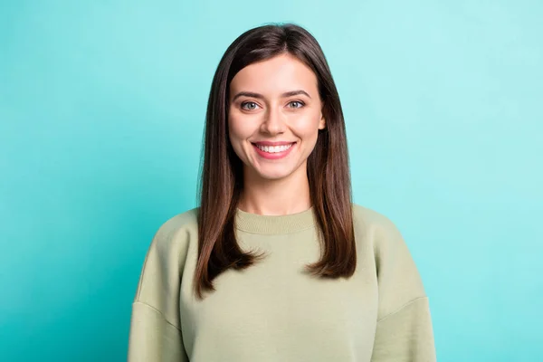 Foto retrato de mulher sorridente isolado no fundo colorido vívido teal — Fotografia de Stock